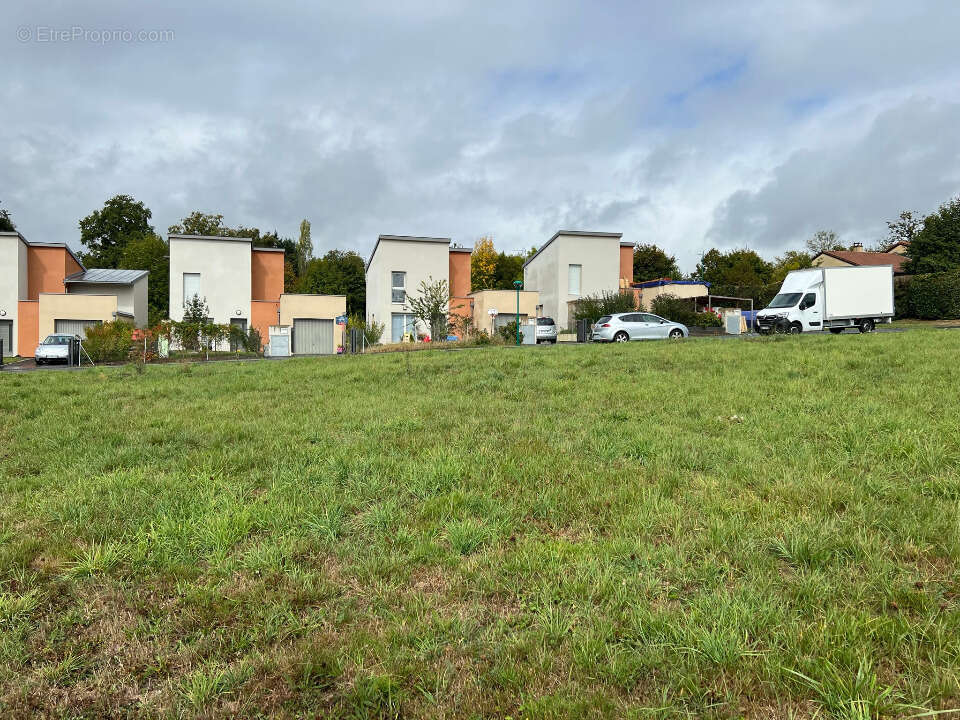 Terrain 627 m² à Naucelles  - photo 4