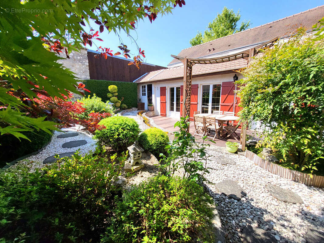 Maison à NEAUPHLE-LE-VIEUX
