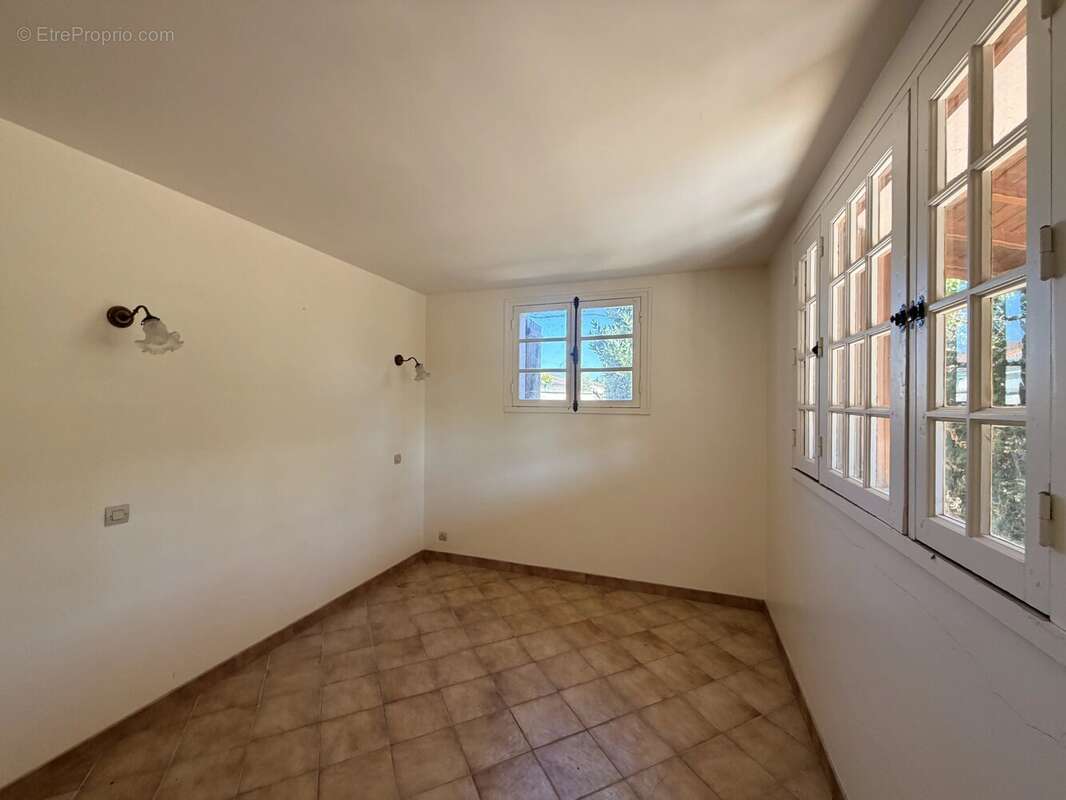 Maison de plain-pied avec garage et potentiel d'agrandissement au cœur de Ruffec - photo 3