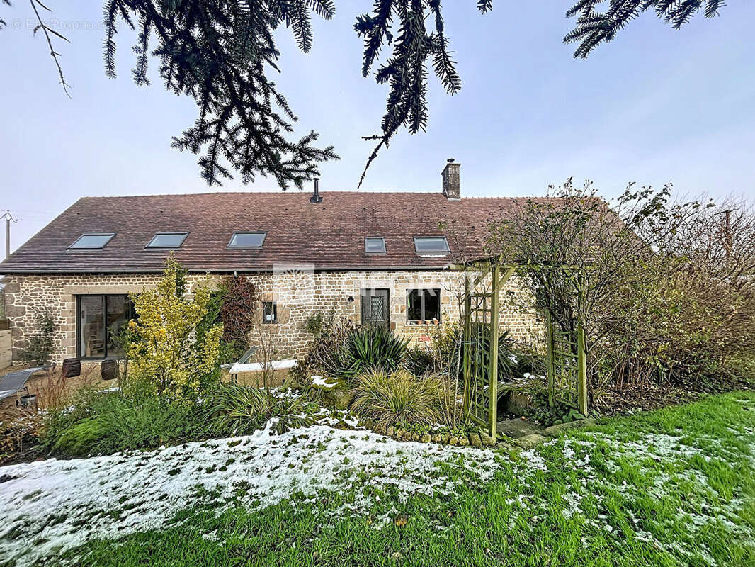 Maison à SAINT-BOMER-LES-FORGES