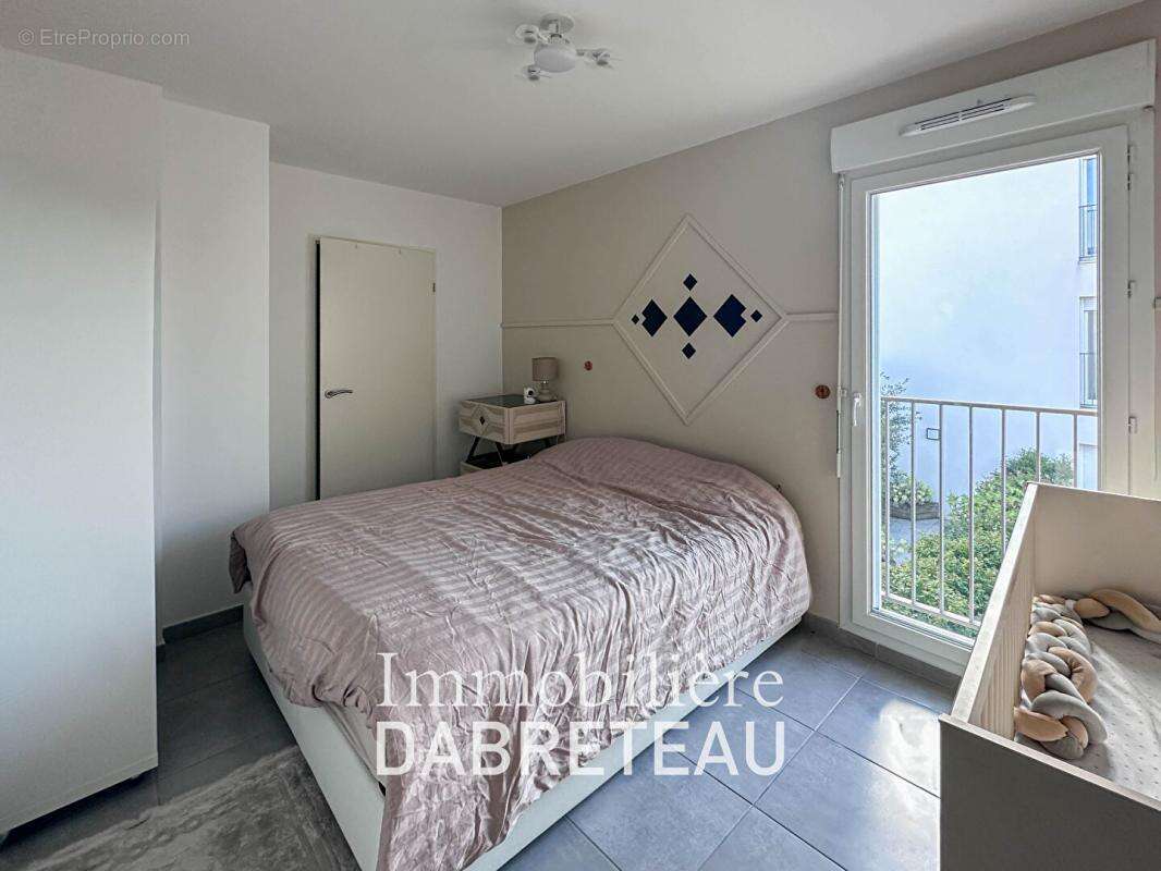 Vaulx en Velin - T4 en dernier étage avec grand balcon - photo 2
