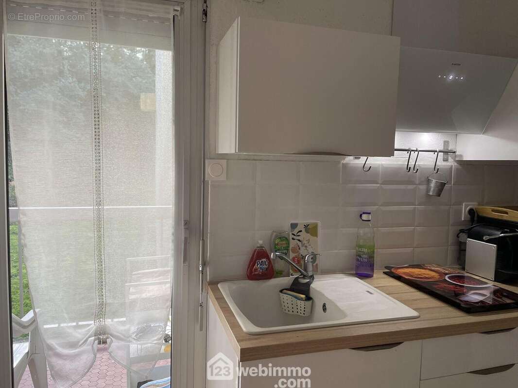 Cuisine avec ouverture sur le balcon. - Appartement à JARD-SUR-MER