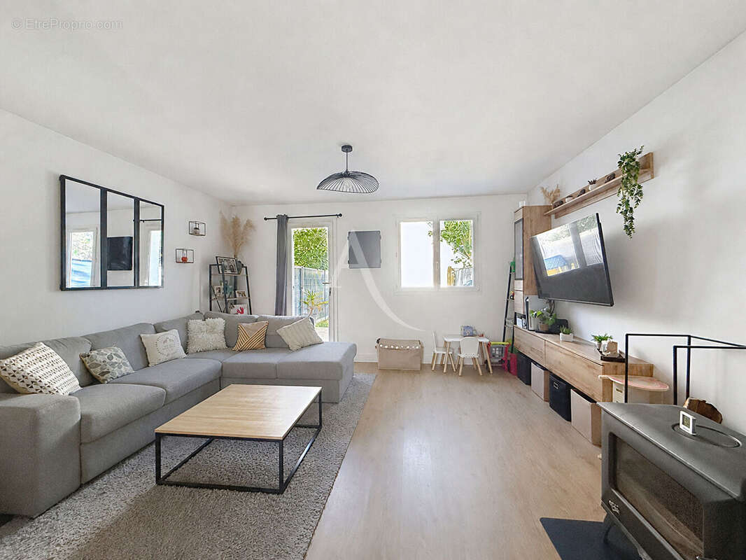 Maison avec 3 chambres située à PELLOUAILLES LES VIGNES. - photo 2