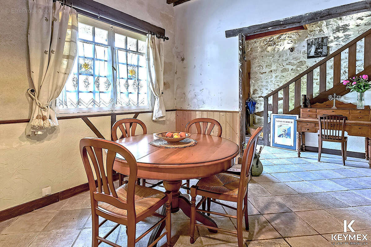 Maison à VALLANGOUJARD