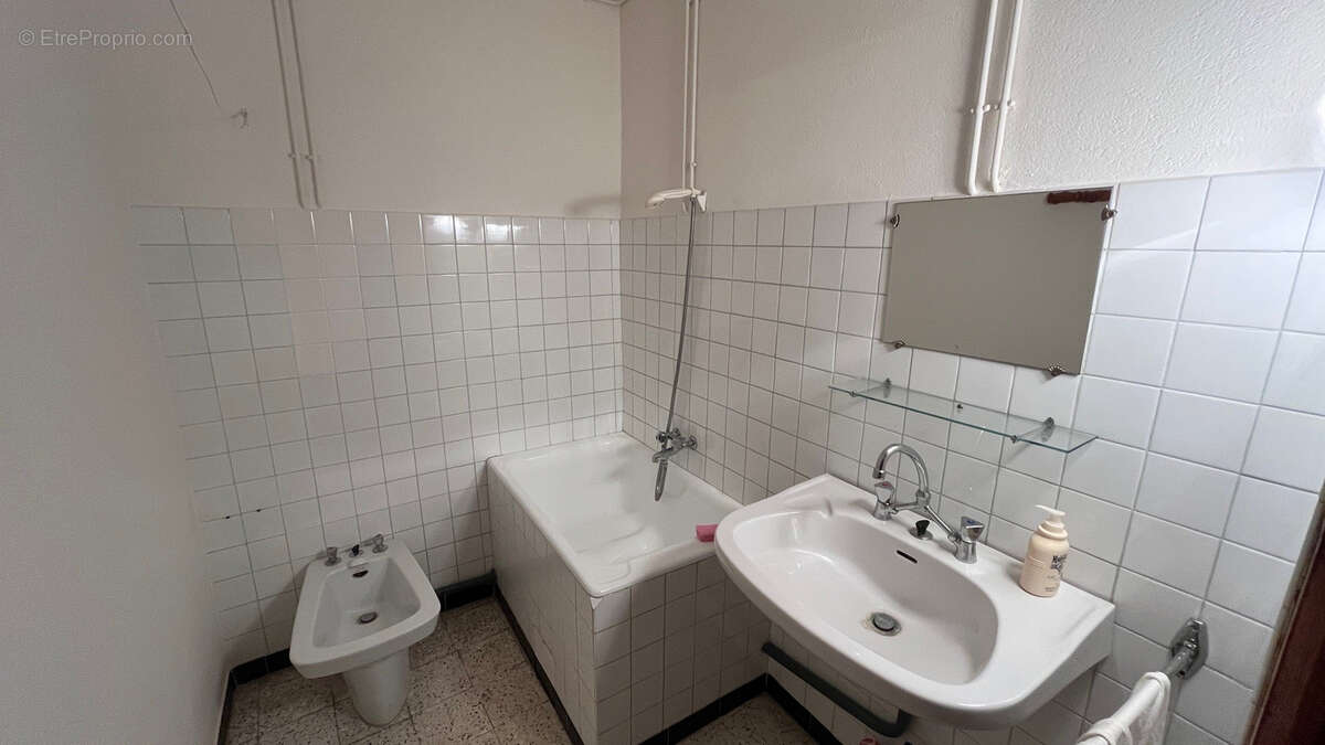 Maison à ENTRAIGUES-SUR-LA-SORGUE