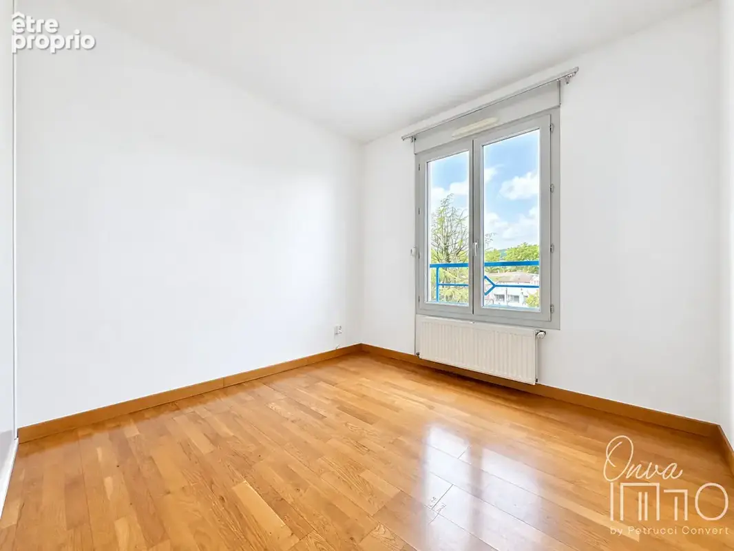 Neuville Centre - Lumineux T2 de 53m² avec balcon et garage - photo 6