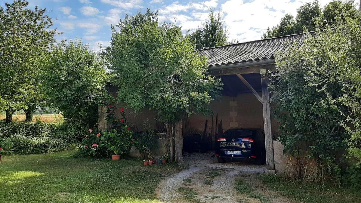 Maison à BORS(CANTON DE MONTMOREAU-SAINT-CYBARD)