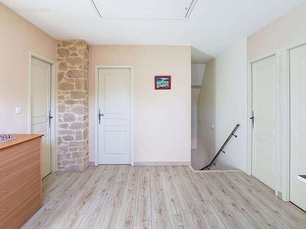 Ensemble contemporain avec maison principale, gîte indépendant, piscine chauffée et vaste terrain - photo 9