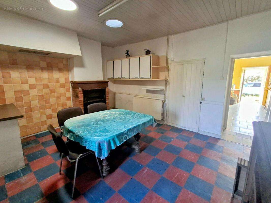 Maison de campagne à rénover - 120 m², 3 chambres, 1,8 ha de terrain avec chai à Saint-Palais-de-Négrignac - photo 5
