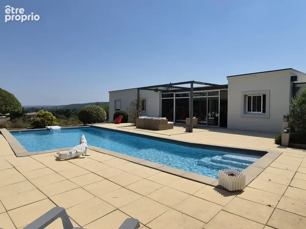 Photo Maison à Saint-Jean-Le-Comtal au prix de 340 000€
