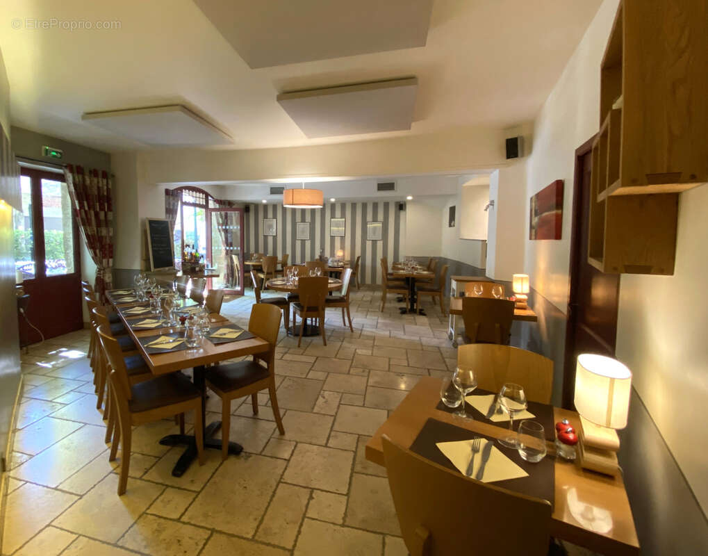 Commerce à SAINTE-CECILE-LES-VIGNES