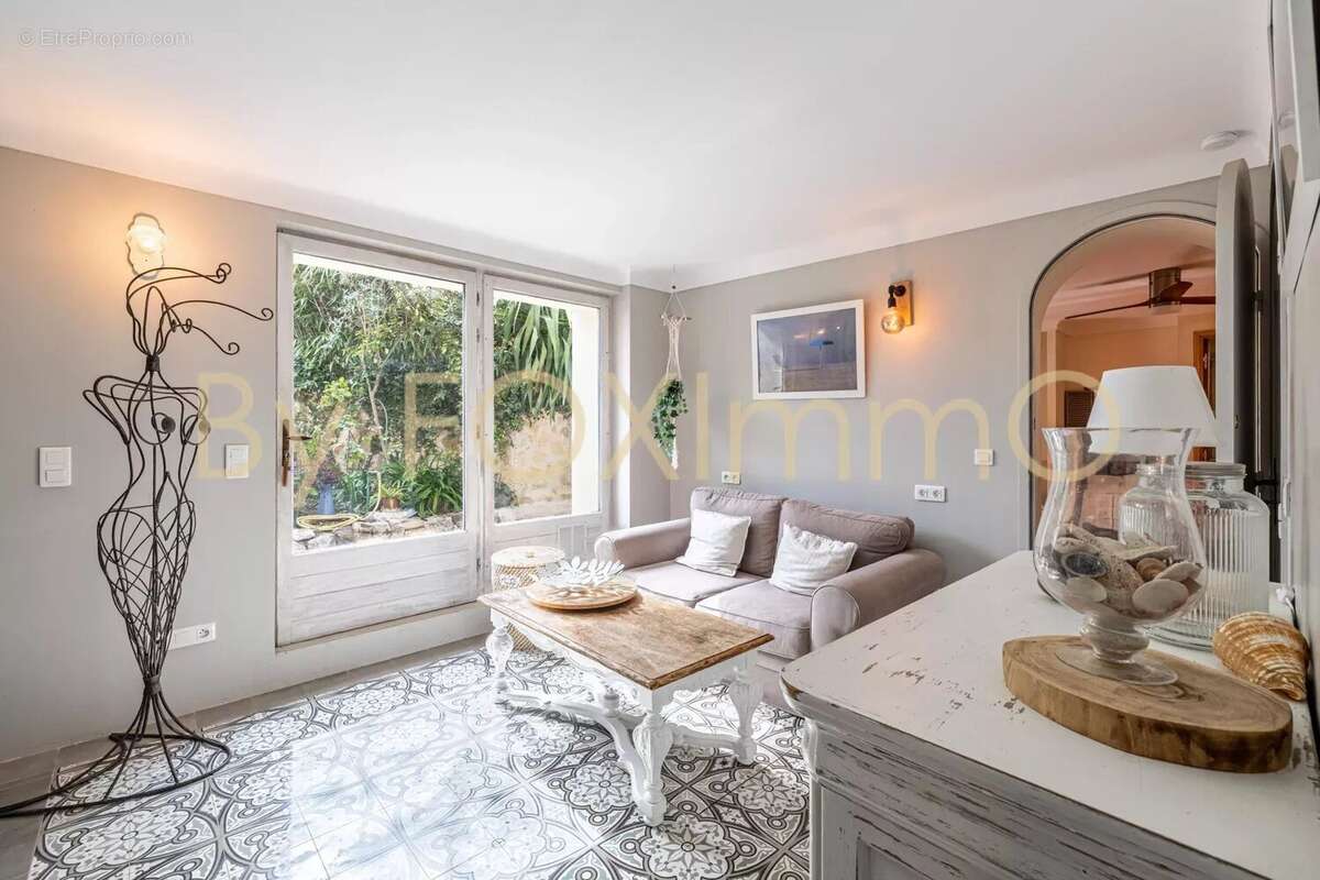 ATYPIQUE & UNIQUE - VENCE Centre ville - Maison 230m2- rénovée- jardin- garage - calme absolu- piscine intérieure - photo 10