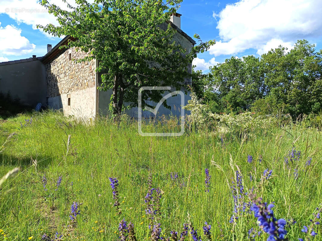 Maison à rénover sur terrain de 1050 m2 - photo 4