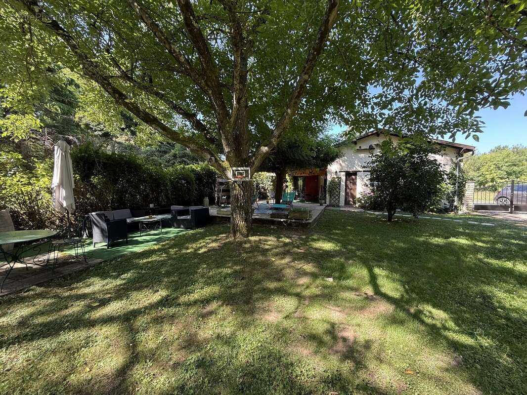 Maison à SAINT-SEURIN-DE-PRATS