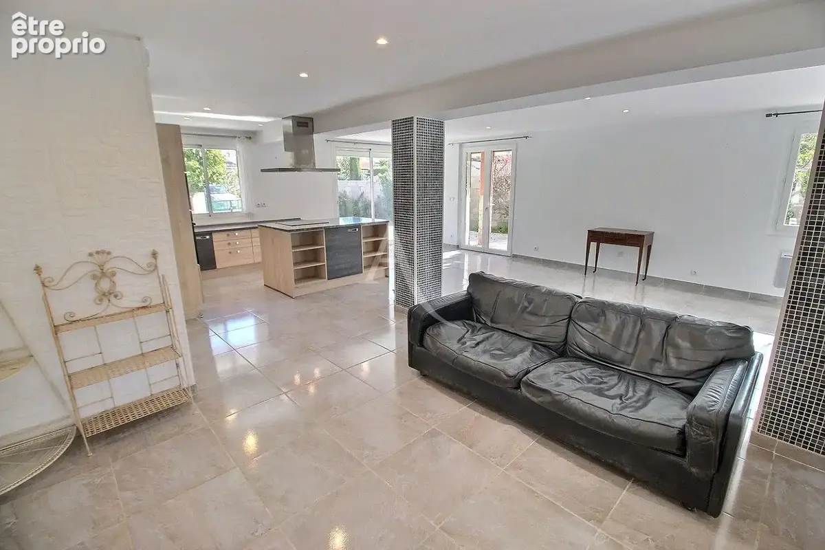 À vendre  ideal investisseur locatif villa 3 faces de 270 m² sur terrain de 390 m² - photo 6