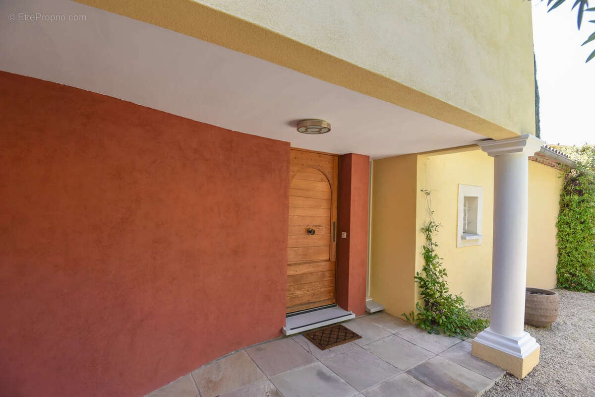 Maison à ENTRECASTEAUX