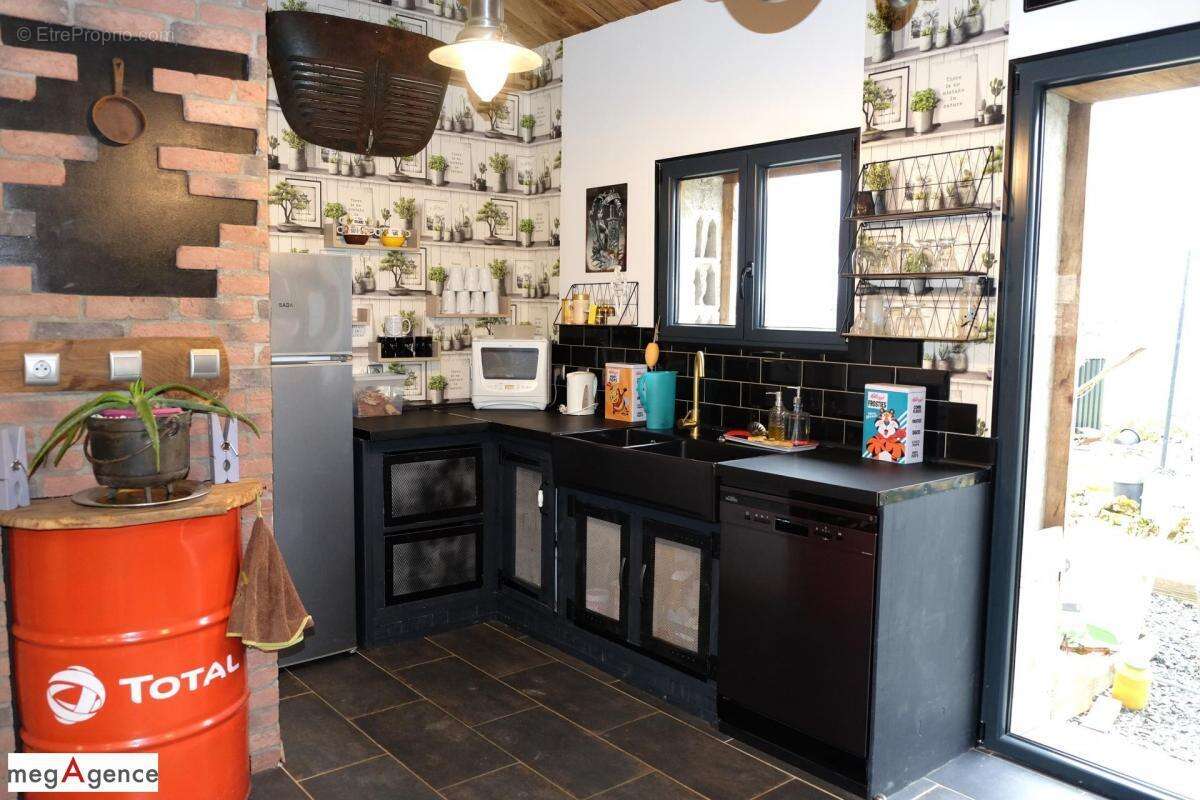 Maison à SAINT-GERMAIN-LES-VERGNES