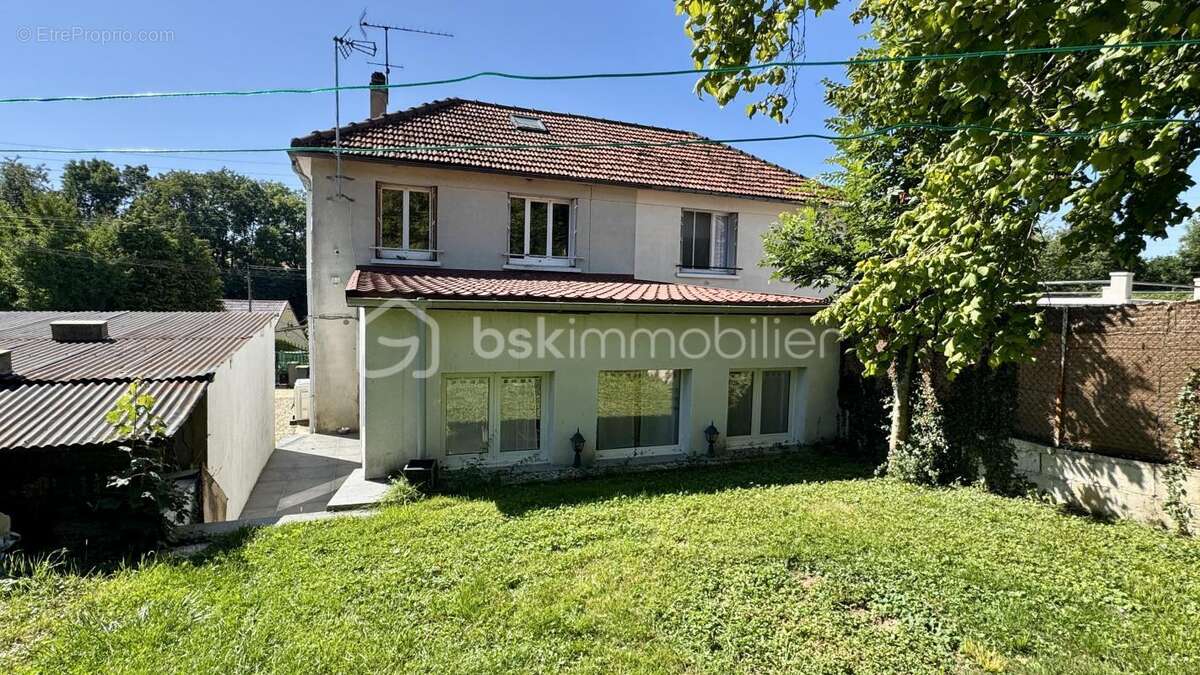 Maison à MONTREUIL-AUX-LIONS