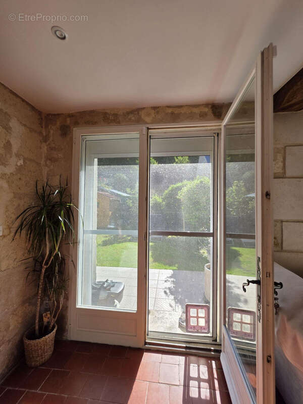 Une ouverture naturelle vers le jardin, offrant une agréable continuité entre intérieur et extérieur - Maison à BOURGUIGNON-SOUS-MONTBAVIN