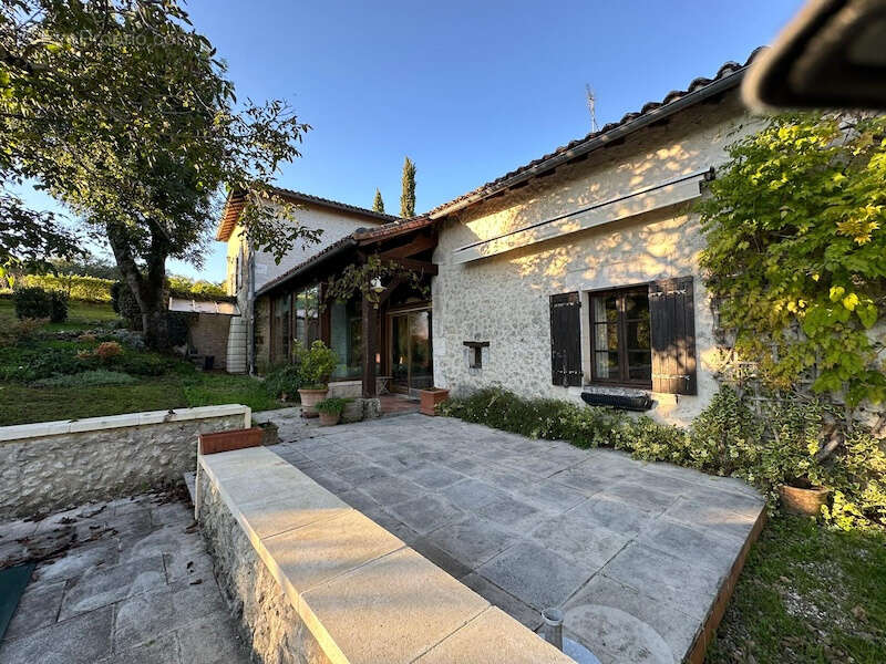 Belle maison en pierre  avec piscine.   Maison avec grand  jardin, gite et piscine - photo 16