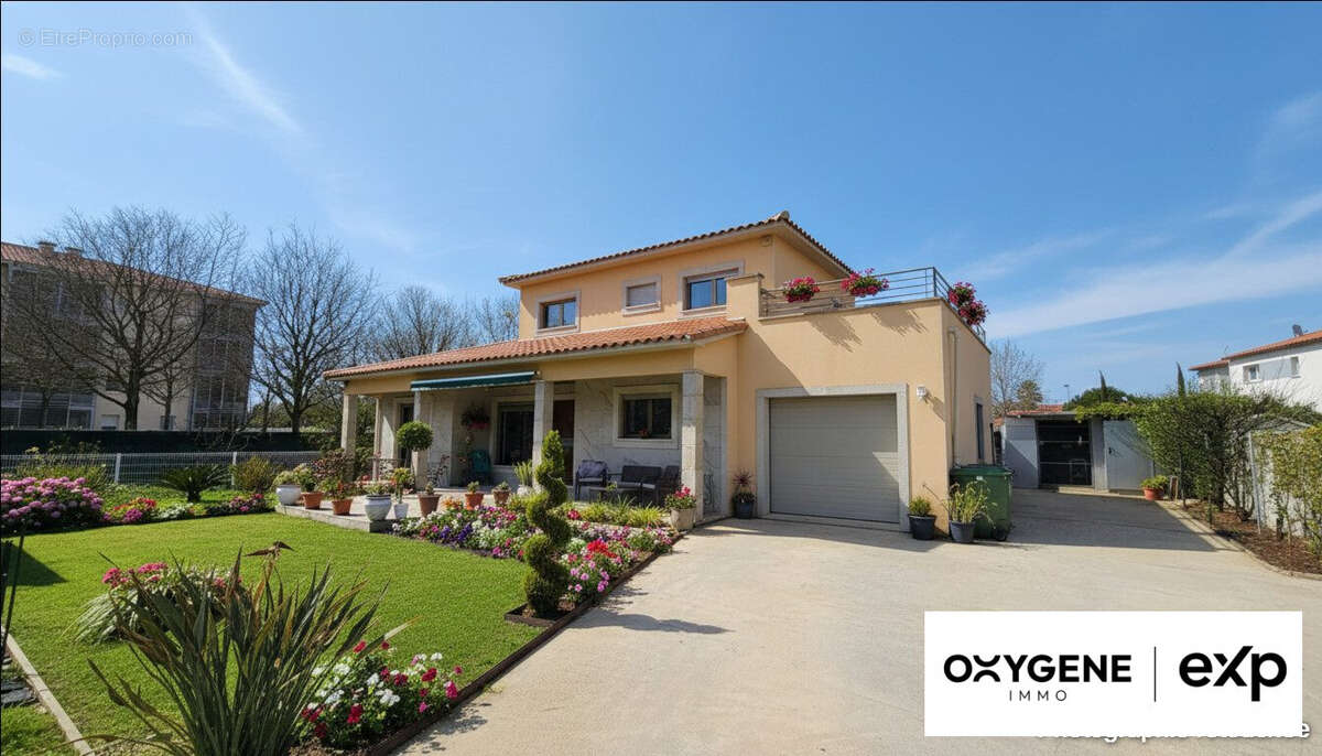 Maison à SAINT-LAURENT-DE-LA-SALANQUE