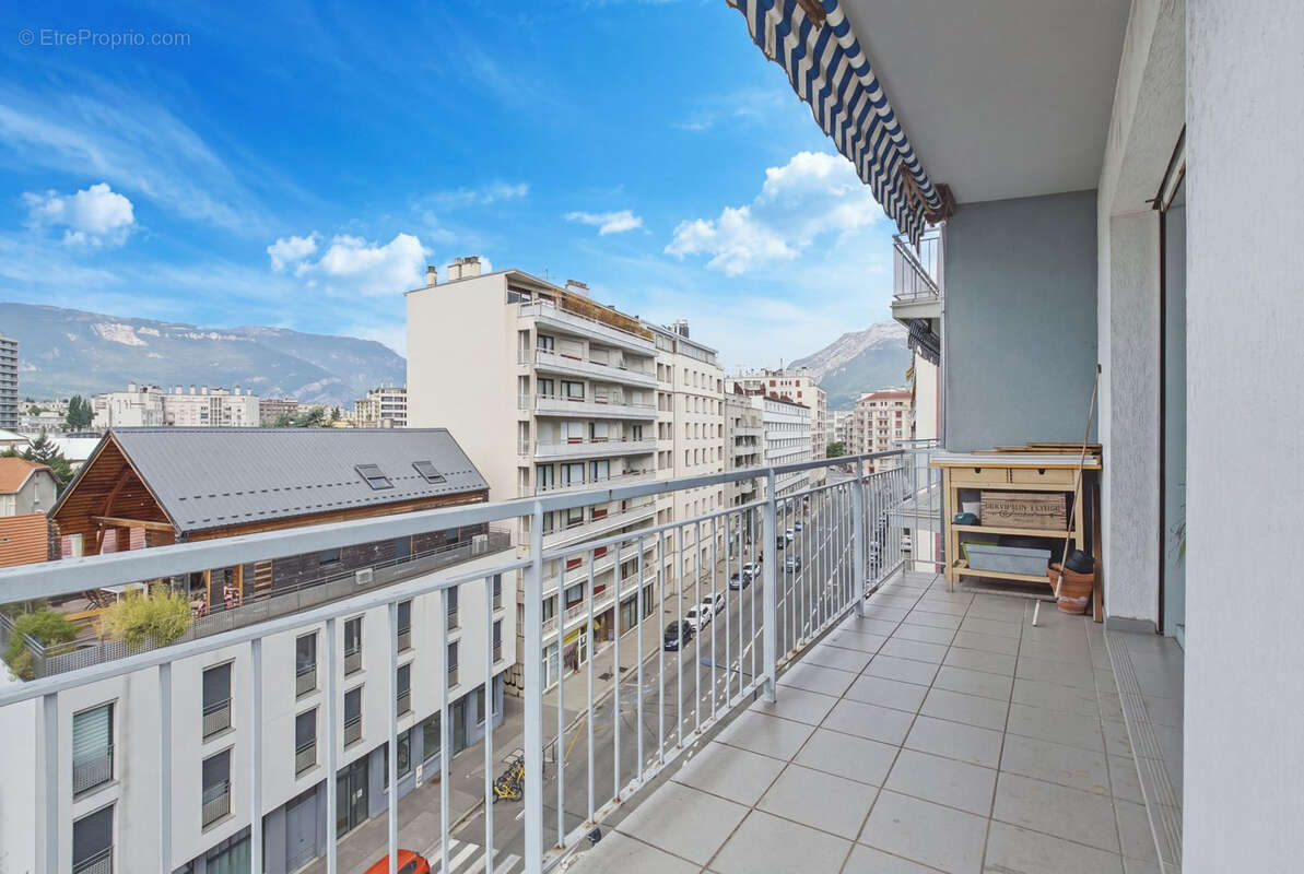 Foch / Ferrié : spacieux T5 de 154m2 en étage elevé avec 3 grands balcons et vues dégagées - photo 15
