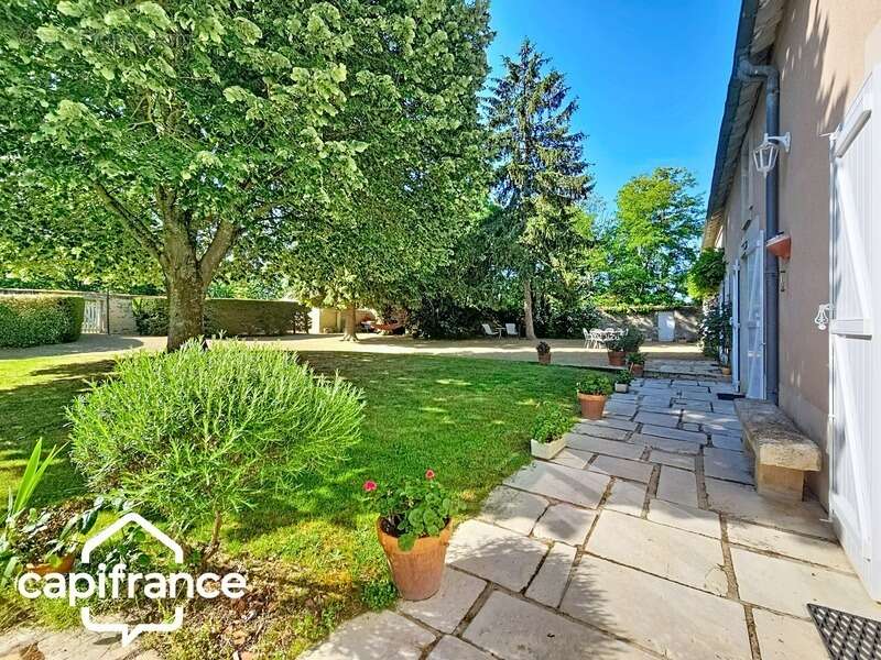 Saint-Martin-de-Sanzay (79) – Maison en pierre rénovée 203 m² – vie de plain-pied – studio indépendant – dépendances – terrain 4 - photo 2