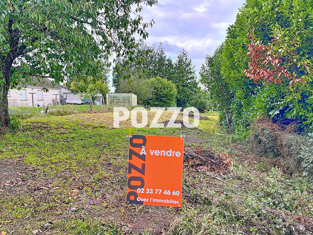 Terrain à CONDE-SUR-VIRE