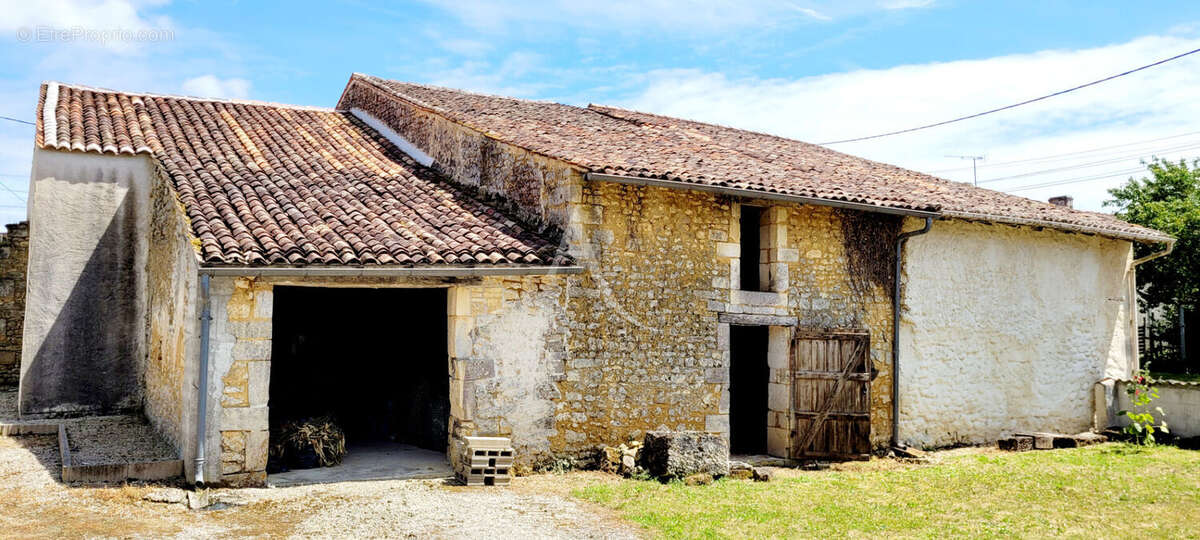 Maison Charentaise de 5 Chambres avec garage et dépendances - photo 3