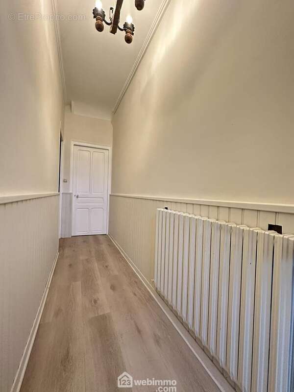 Découvrons l'intérieur, une vaste entrée distribue ... - Maison à LAON