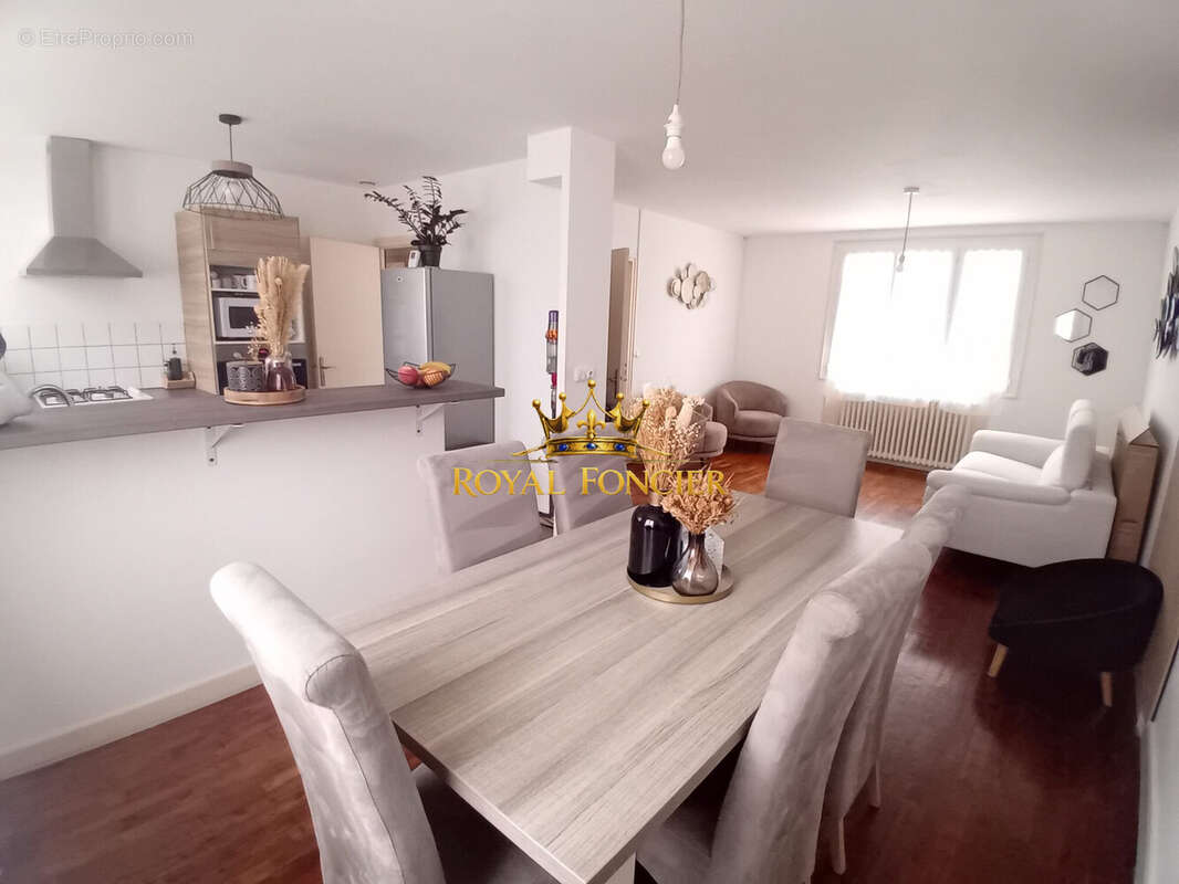Pavillon de 79 m2 hab avec une belle pièce de vie  - Maison à DANGE-SAINT-ROMAIN