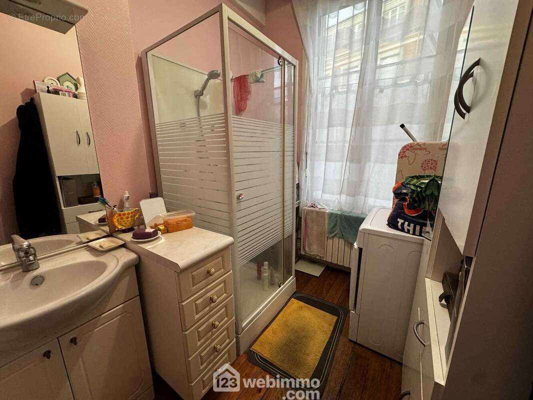 Une salle de bain pratique avec douche et lavabo - Appartement à SAINT-QUENTIN
