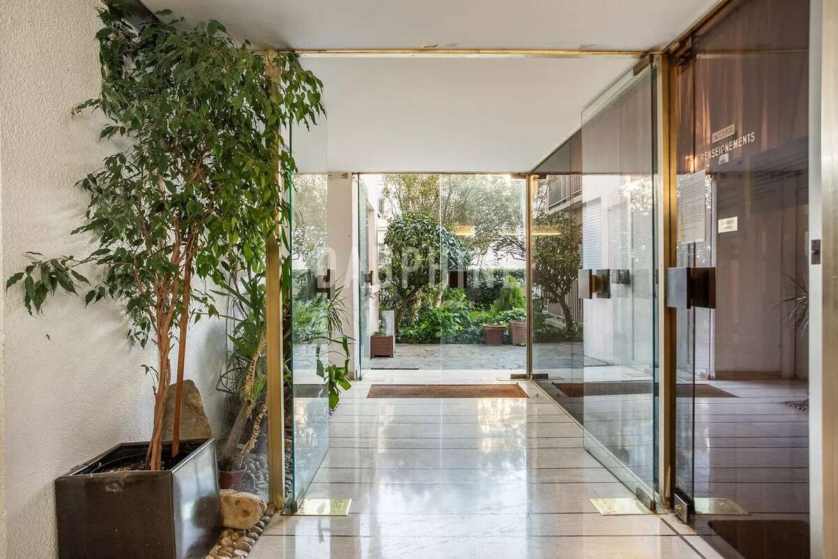 Appartement à PARIS-16E