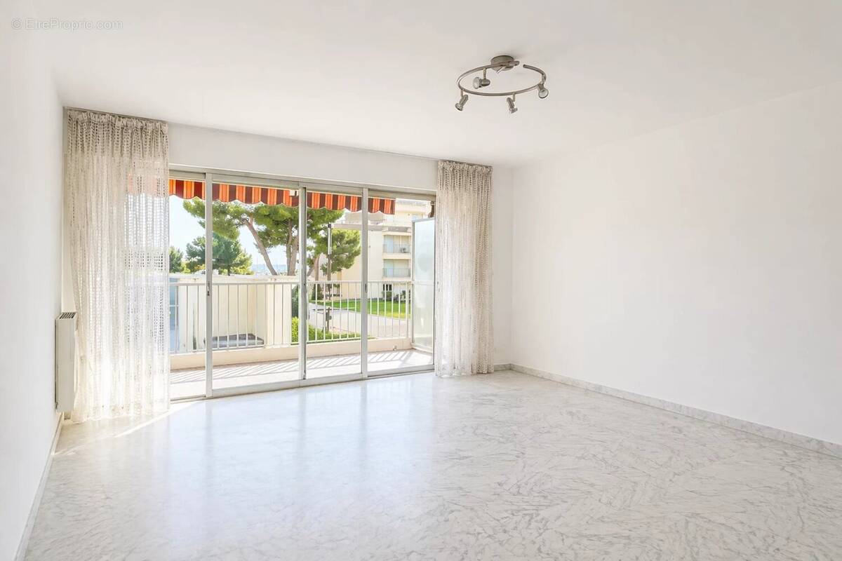 Appartement à SAINT-LAURENT-DU-VAR