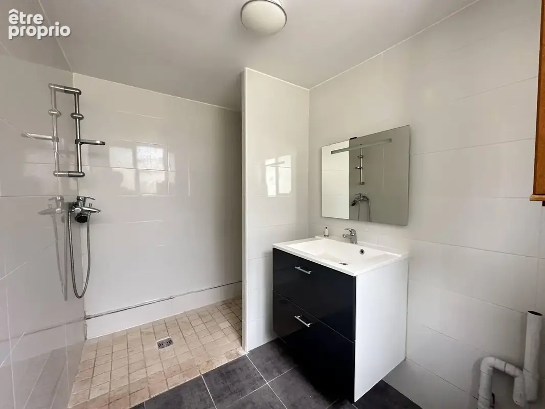 A la suite, la salle de bains de 5 m² avec ...