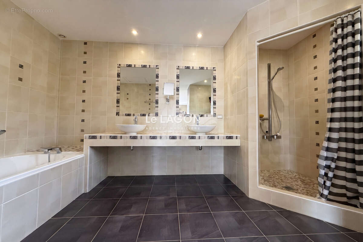 Maison 161 m² à Saint-Cyprien  - photo 7