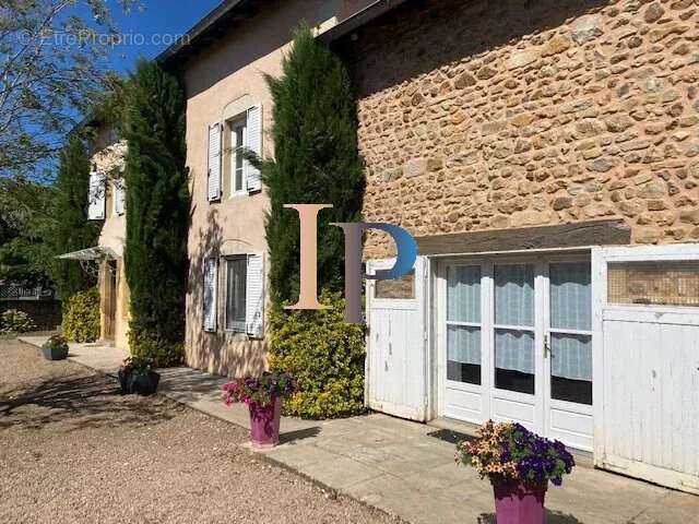 Maison à SAINT-CHRISTOPHE-EN-BRIONNAIS