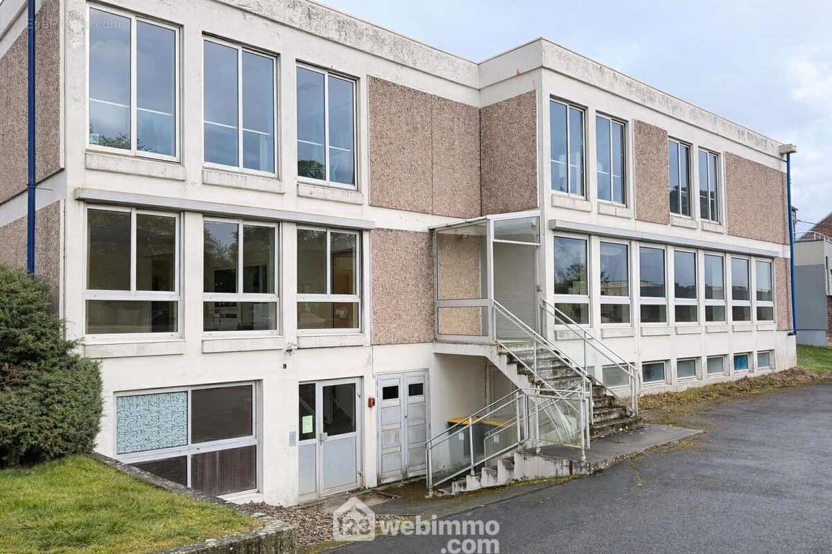 Dans un immeuble sécurisé et entretenu, bureaux idéalement situés d'une surface de 132 m² comprenant ... - Commerce à LAON