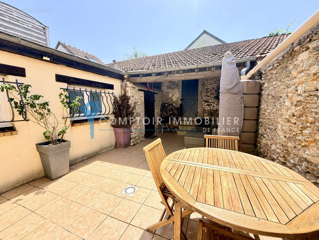 Maison 5 pièces avec jardin et dépendance - photo 2