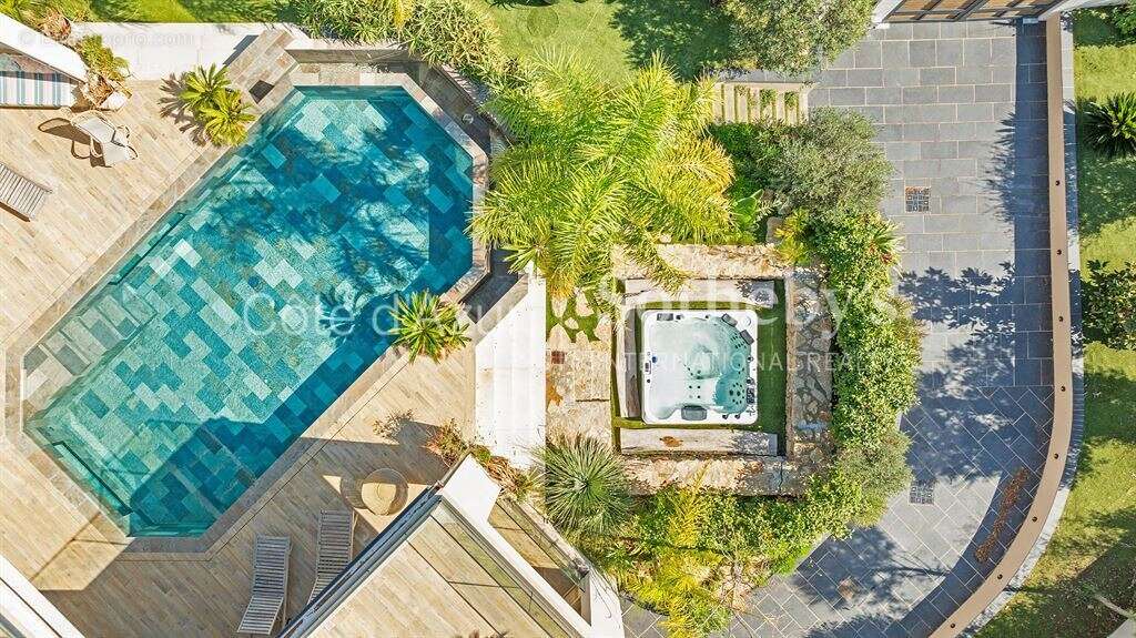 Villa contemporaine d'exception à vendre à Sainte-Maxime: 440 m², 5 chambres, proche plage et centre - photo 3