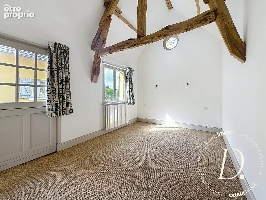 Chambre rez-de-chaussée avec accès terrasse.