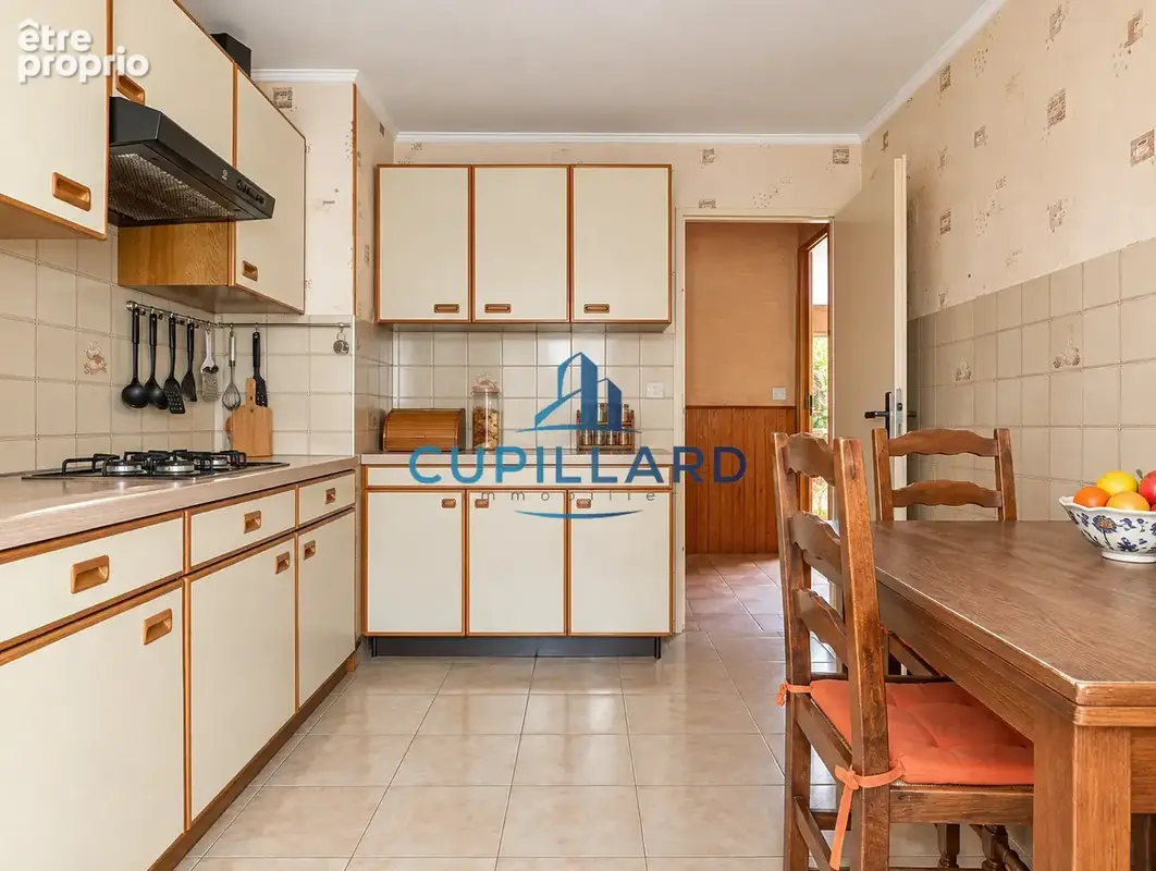 Maison de plain-pied avec jardin, véranda et dépendances à Villerest 42300 - photo 5