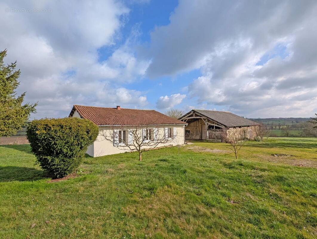 Maison de campagne avec deux chambres, grange et vue magnifique - photo 1