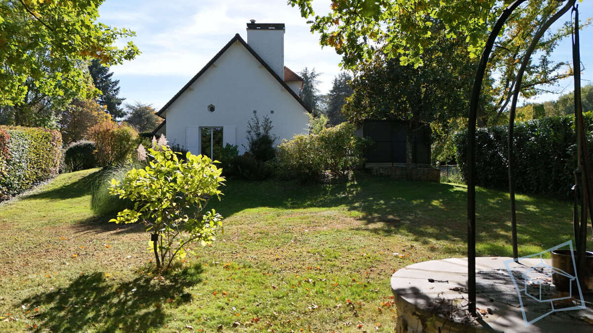 Maison à DAMPIERRE-EN-YVELINES