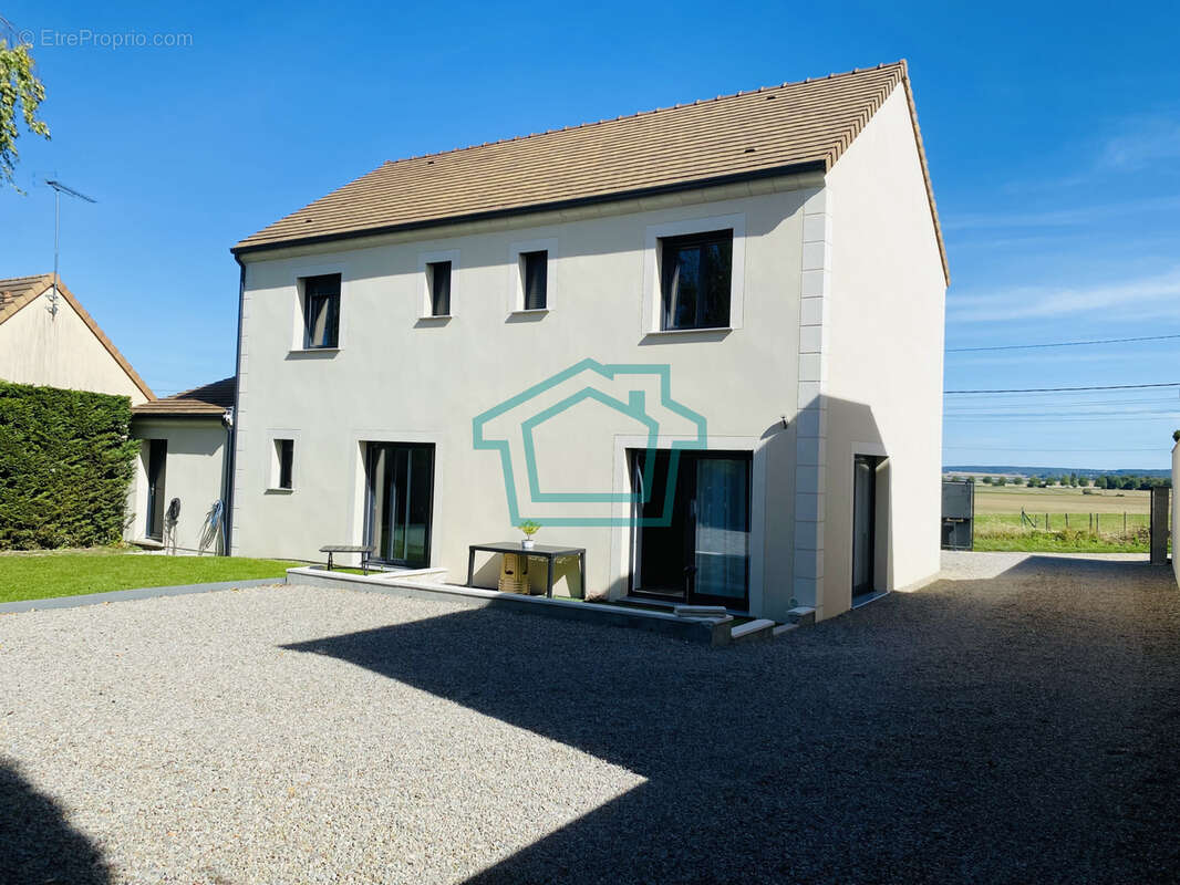 Maison à LA QUEUE-LES-YVELINES