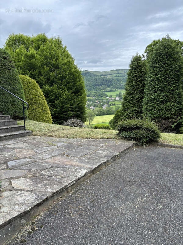 Maison à VIC-SUR-CERE