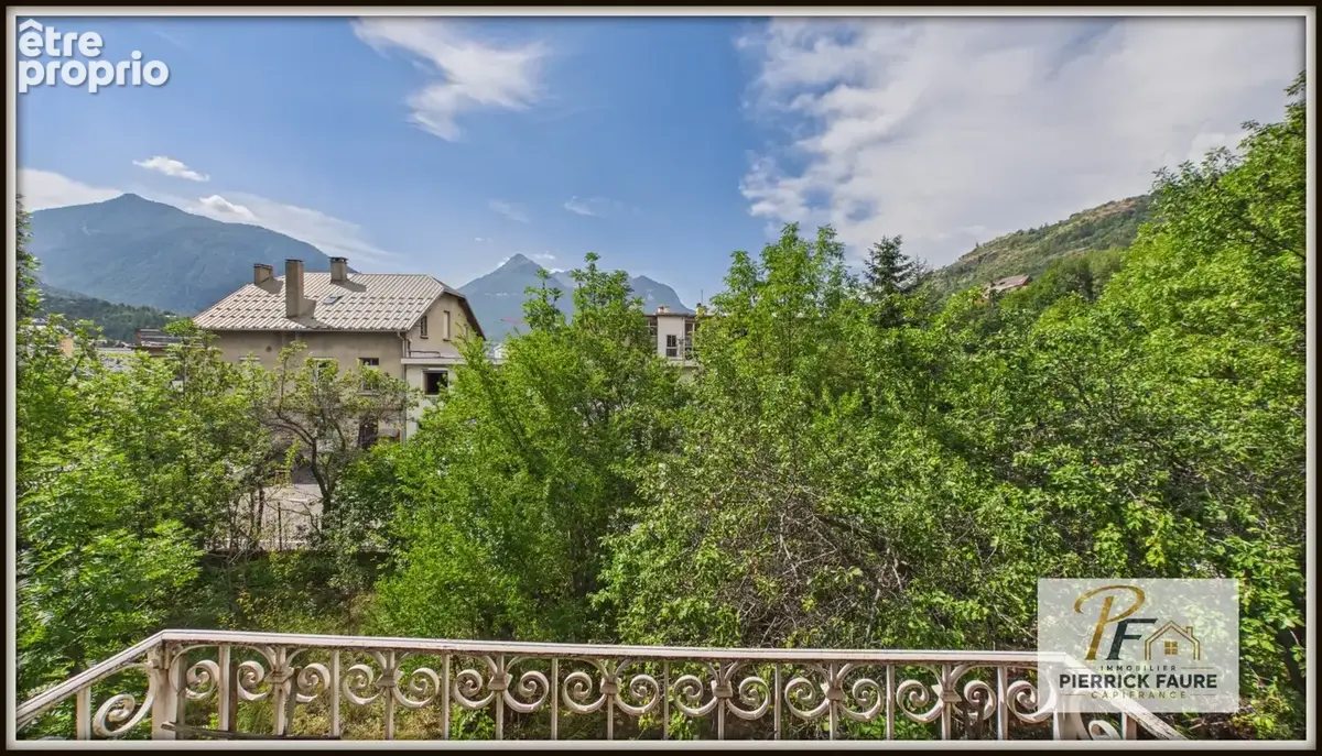 BRIANÇON – Maison historique de 193,67 m² à rénover, jardin arboré et vue montagne - photo 13