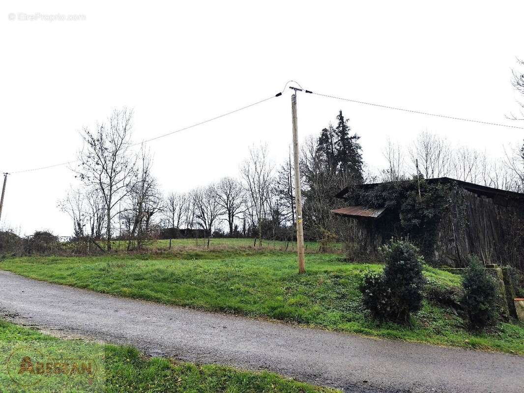 Terrain à SAINT-PIERRE-DE-TRIVISY