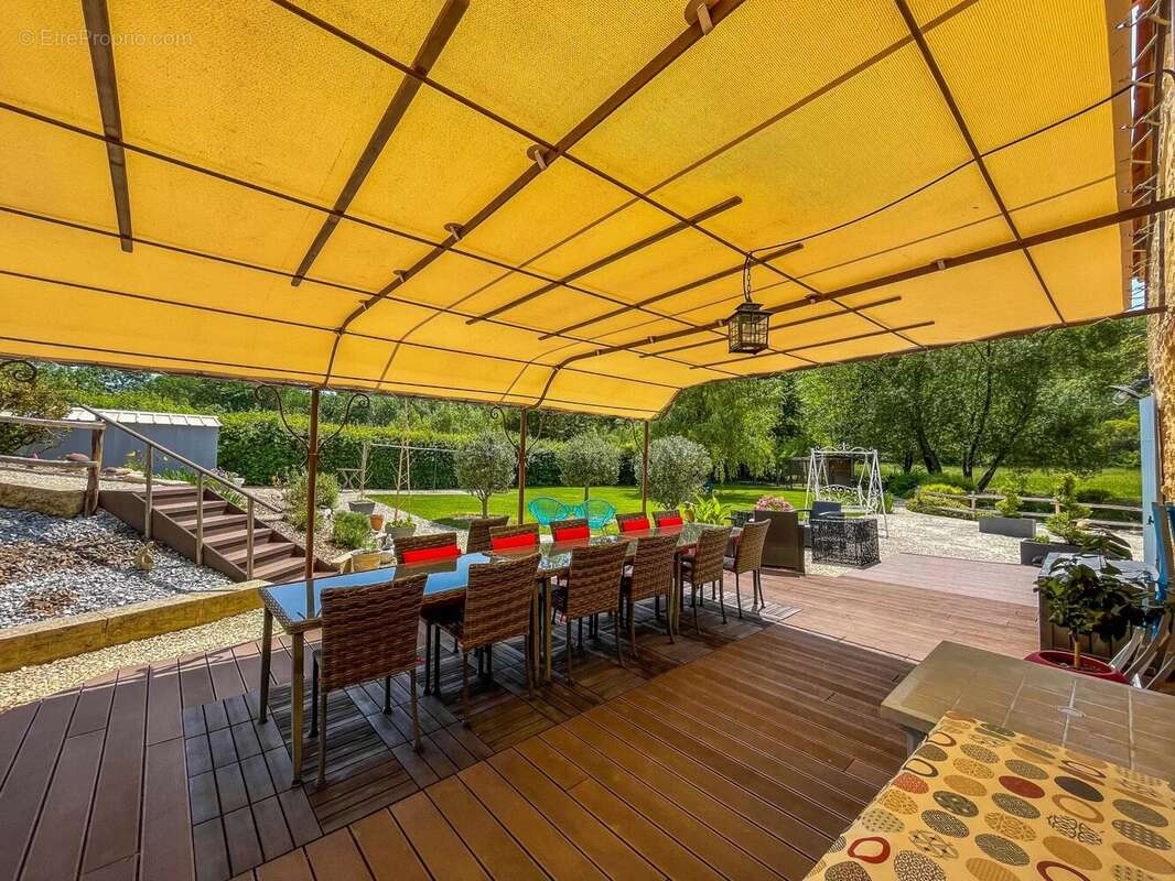 Propriété en pierre de cinq chambres avec piscine d'eau salée et oasis naturelle à Plazac. - photo 6