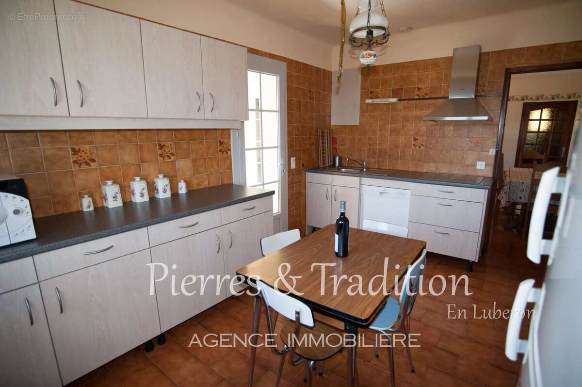 Saumane, propriété de 200m2 composée de 3 logements avec jardin et piscine au coeur du village - photo 4